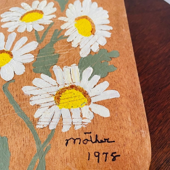 Hand-painted wooden cutting board with daisies and inscription "Mollie 1975” - Picture 5 of 6